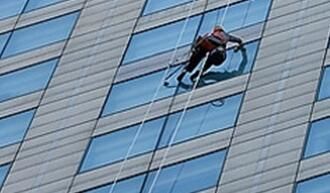 高空保潔的時(shí)候，如何刮去多余的水痕呢？